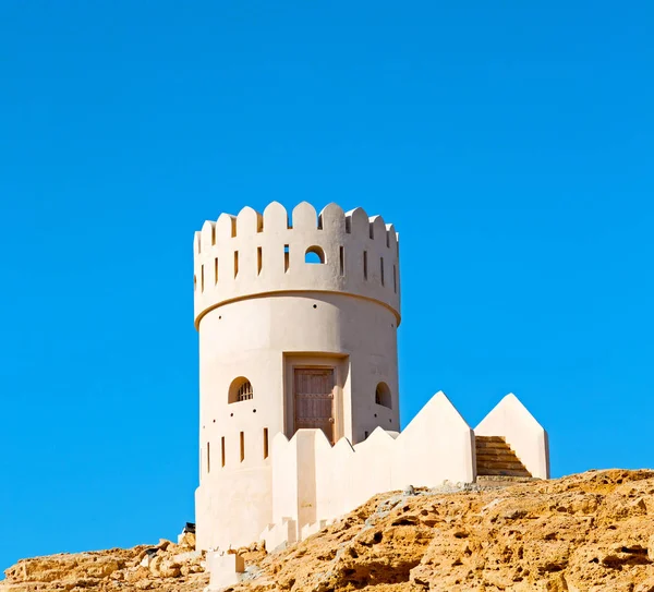 Muscat i oman rock gamla defensiva fort battlesment himlen och — Stockfoto