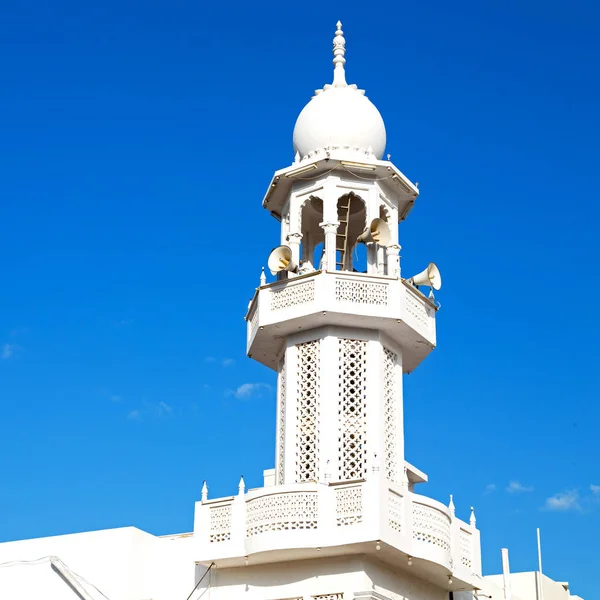 In oman muscat il vecchio minareto moschea e la religione in cielo aperto — Foto Stock