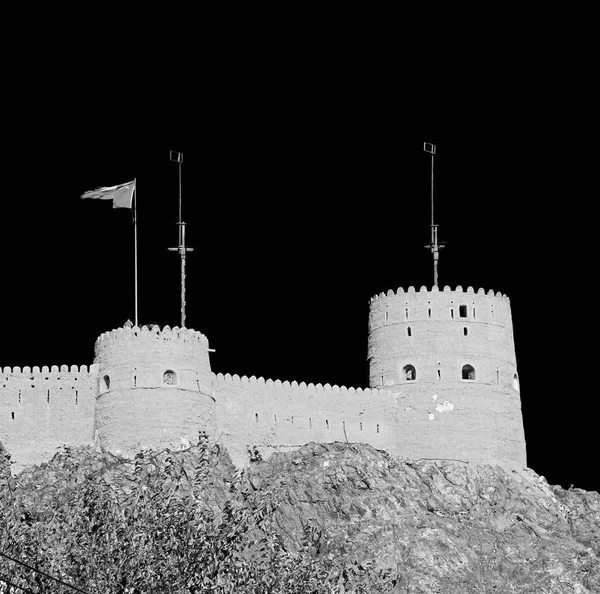 En oman muscat rock el viejo fuerte defensivo cielo de batalla y —  Fotos de Stock