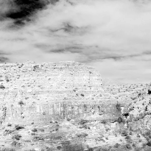 In oman  the old mountain gorge and canyon the deep cloudy  sky — Stock Photo, Image