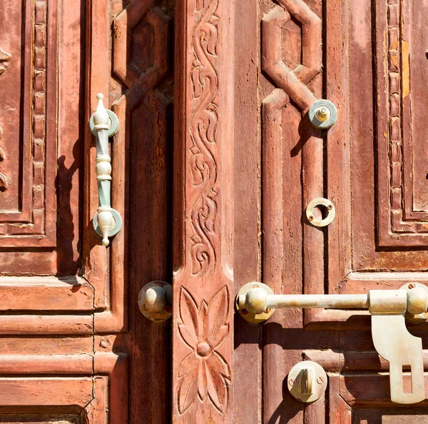 Em oman entrada de porta antiga e alça decorativa para backgr — Fotografia de Stock