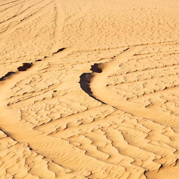 Oman pista del desierto de algunos coches en la arena y la dirección textu —  Fotos de Stock