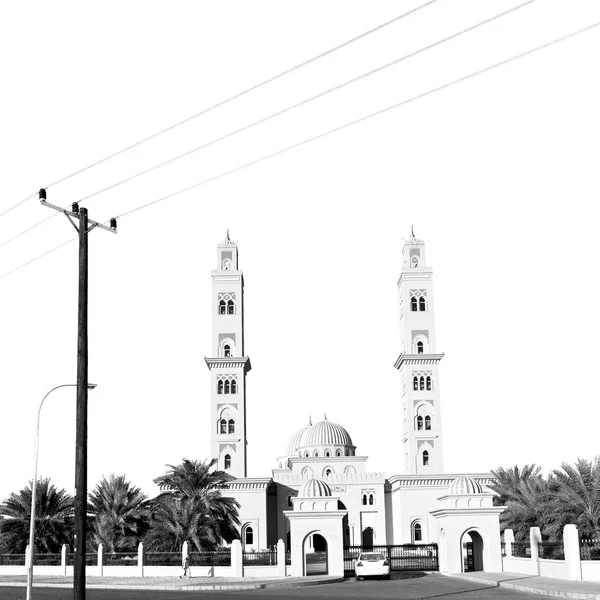 En oman moscatel la antigua mezquita minarete y la religión en el cielo claro — Foto de Stock