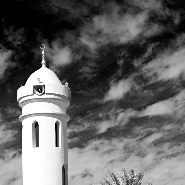 Dans oman muscat l'ancienne mosquée minaret et religion dans le ciel clair — Photo