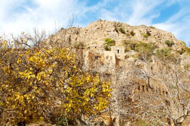 Umman dağda eski terk edilmiş köy evi ve cl kemer