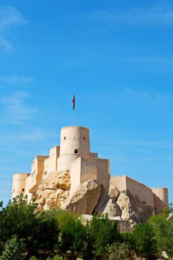 Umman muscat rock eski savunma fort battlesment gökyüzü ve