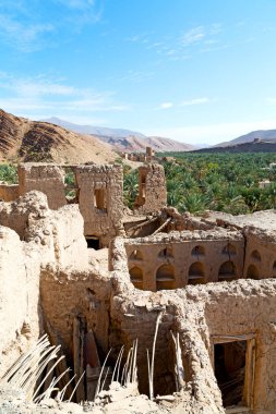 Umman eski terk edilmiş köy evi ve bulutlu gökyüzü kemer