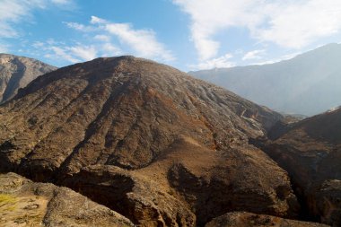 Umman eski dağ gorge ve kanyon derin bulutlu gökyüzü 