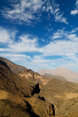 Umman eski dağ gorge ve kanyon derin bulutlu gökyüzü 