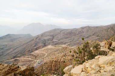Umman eski dağ gorge ve kanyon derin bulutlu gökyüzü 