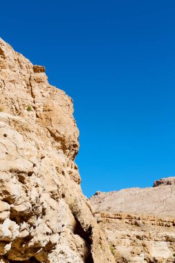 Umman eski dağ gorge ve kanyon derin bulutlu gökyüzü 