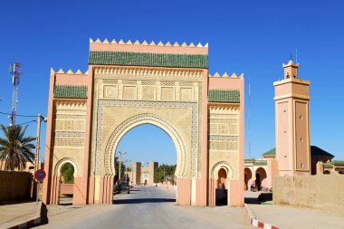 Fas kemer içinde Afrika eski yapılar sokak mavi gökyüzü