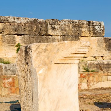 eski inşaat sütun ve Roma Tapınağı geçmiş pamukkal