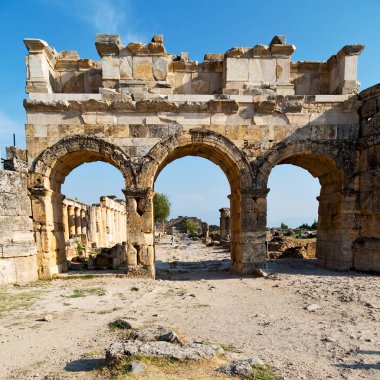 eski inşaat sütun ve Roma Tapınağı geçmiş pamukkal