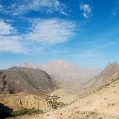 Umman eski dağ gorge ve kanyon derin bulutlu gökyüzü 