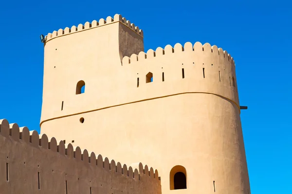 In oman muscat il vecchio forte difensivo battaglia cielo a — Foto Stock