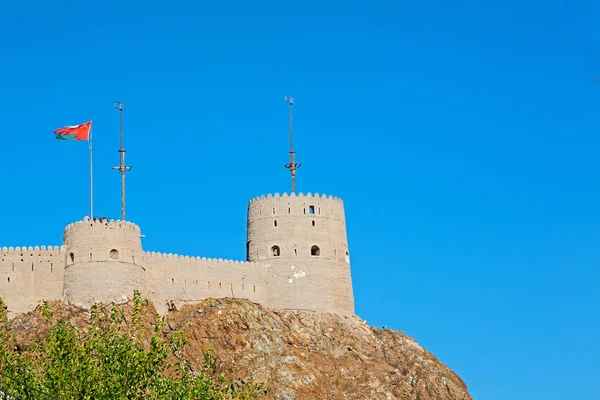 In oman muscat rock il vecchio forte difensivo battaglia cielo e — Foto Stock