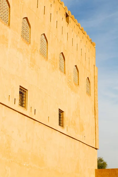 Em oman muscat o velho forte defensivo céu de batalha a — Fotografia de Stock