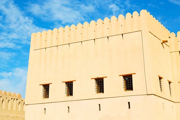 In oman muscat il vecchio forte difensivo battaglia cielo a — Foto Stock