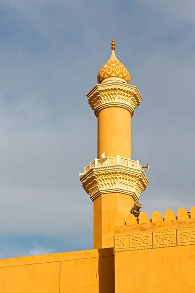 En oman moscatel la antigua mezquita minarete y la religión en el cielo claro — Foto de Stock