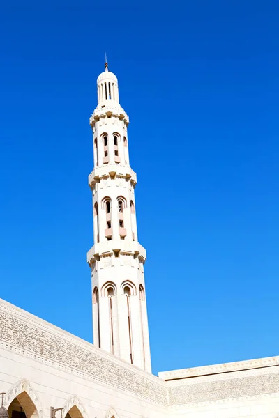 Dans oman muscat l'ancienne mosquée minaret et religion dans le ciel clair — Photo