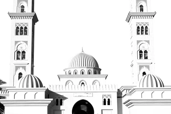 Dans oman muscat l'ancienne mosquée minaret et religion dans le ciel clair — Photo
