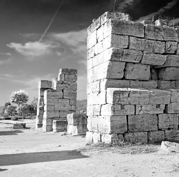 In de kolom oud bouw en de Romeinse tempel geschiedenis pamukkal — Stockfoto