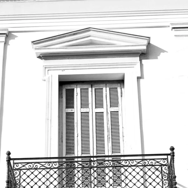 Vecchia architettura nella finestra isola greca e porta bianca col — Foto Stock