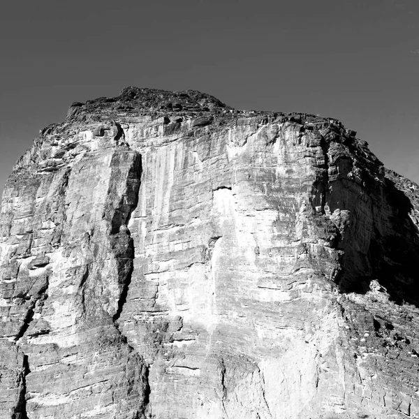 En Oman el viejo barranco de la montaña y el cañón el cielo nublado profundo — Foto de Stock