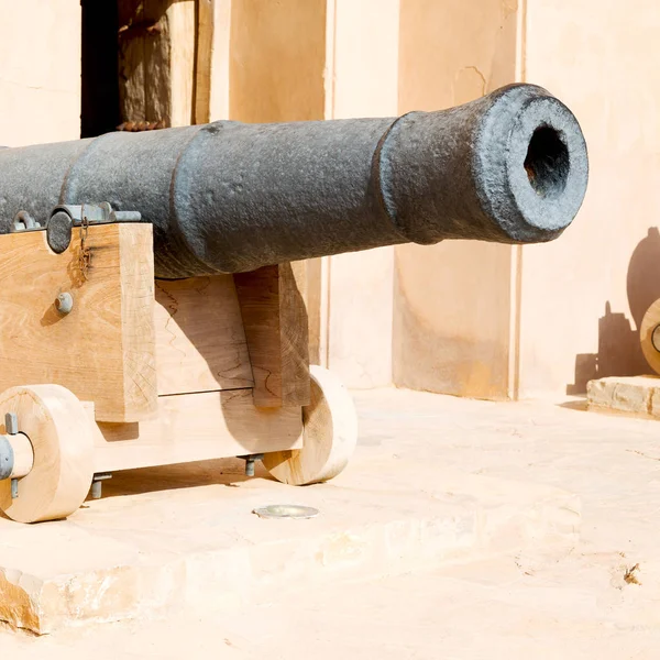 En oman moscatel el viejo castillo y cañón cerca de la pared — Foto de Stock