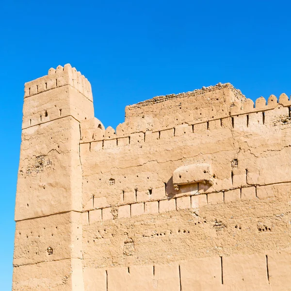 In oman muscat il vecchio forte difensivo battaglia cielo a — Foto Stock