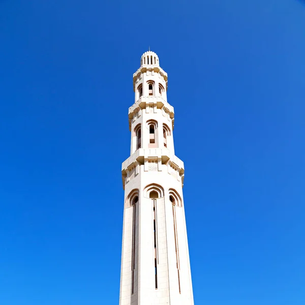 En oman moscatel la antigua mezquita minarete y la religión en el cielo claro — Foto de Stock