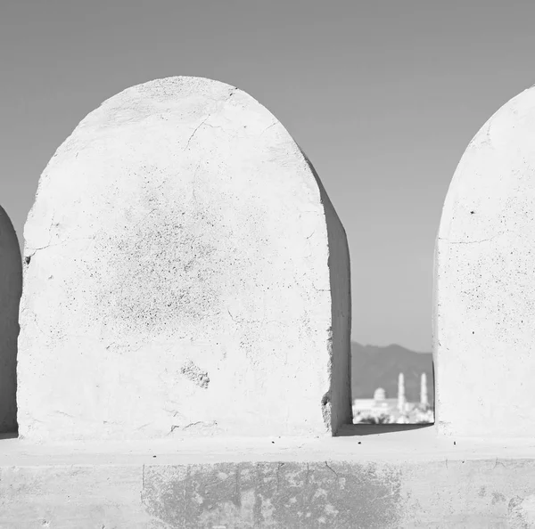 Em oman muscat o velho forte defensivo céu de batalha a — Fotografia de Stock