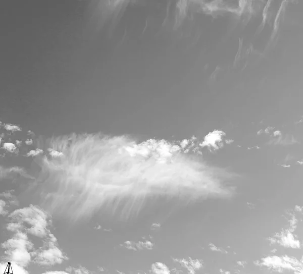 У пухнастому хмарному небі і порожньому просторі — стокове фото