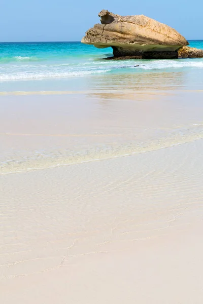 En oman mar árabe la colina cerca de la playa de arena cielo y montaña — Foto de Stock