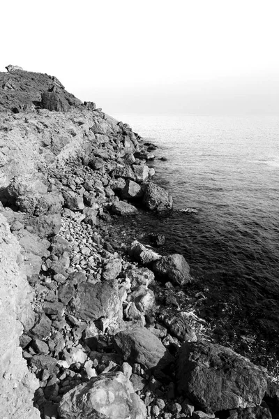 V Ománu pobřeží moře zálivu rock oceán a pláž odpočívat blízko nebe — Stock fotografie