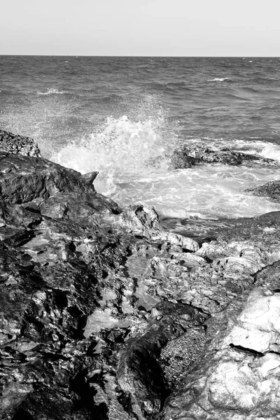 V Ománu pobřeží moře zálivu rock oceán a pláž odpočívat blízko nebe — Stock fotografie