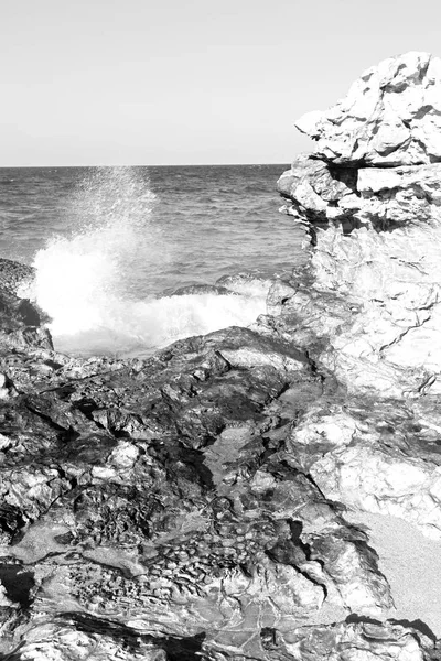 На узбережжі океанської затоки скелі та пляжу відпочиньте біля неба — стокове фото