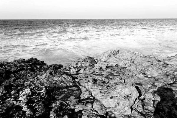 在阿曼海岸线的海海洋海湾岩和海滩放松附近天空 — 图库照片