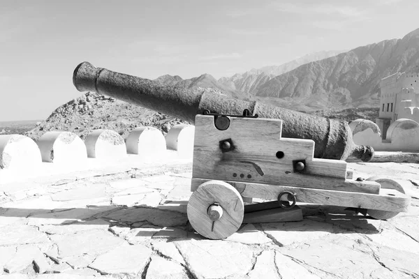 En oman moscatel el viejo castillo y cañón cerca de la pared — Foto de Stock