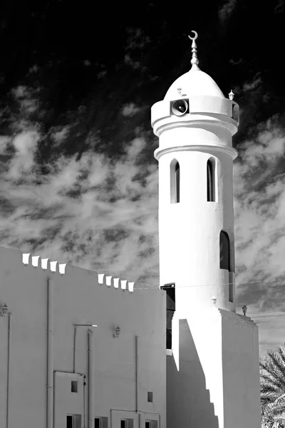 V Ománu muscat starý minaret mešity a náboženství v clear sky — Stock fotografie