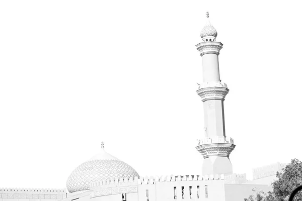 Em oman muscat a antiga mesquita minarete e religião no céu claro — Fotografia de Stock