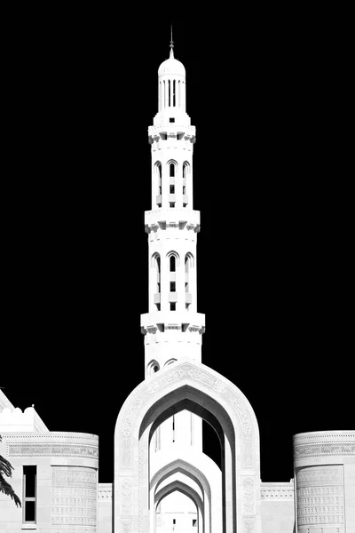 W oman, muscat stary minaret Meczetu i religia w czyste niebo — Zdjęcie stockowe