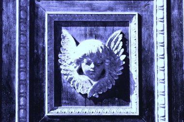 kahverengi bir antika ahşap kapı eski dokusuna soyut melek 