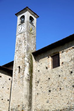 Arsago seprio eski soyut İtalya'da duvar ve kilise kule çan güneşli gün 