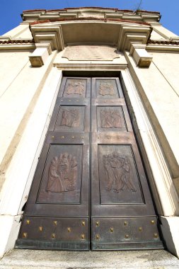 Ferrara paslı pirinç kahverengi tokmağı gökyüzünde