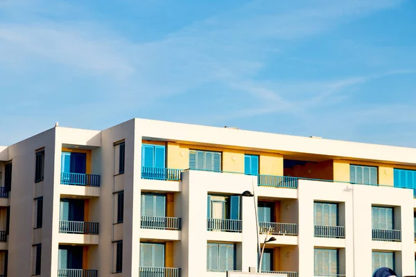 Fas Afrika eski yapılar ve kahverengi duvar c mavi pencere