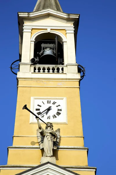 Cislago velho abstrato itália a parede e torre da igreja — Fotografia de Stock