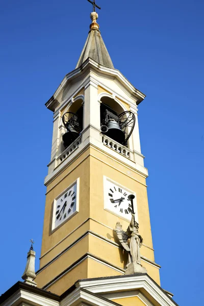 Cislago oude abstracte Italië de muur kerktoren bel — Stockfoto