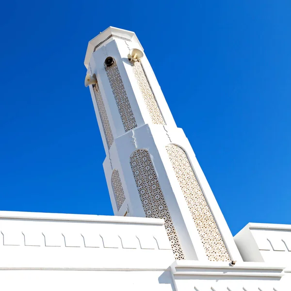 Em oman muscat a antiga mesquita minarete e religião no céu claro — Fotografia de Stock